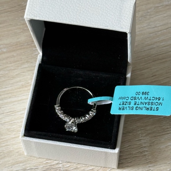 Elegant Sterling Silver Moissanite Ring size 7 - Picture 3 of 3